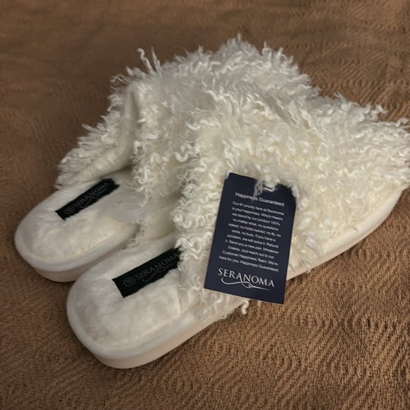 Seranoma NWT Sz 10 Fluffy and Well Made! Gift ready! - Picture 2 of 6